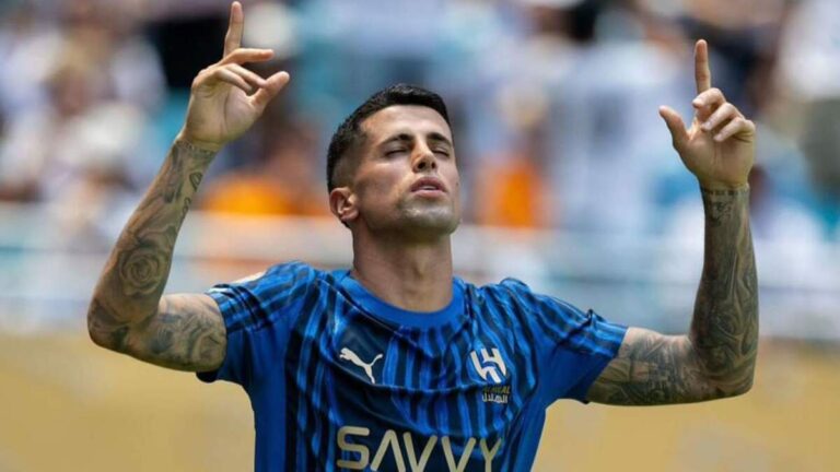 Joao Cancelo Involucrado en Controversia: Agresión a Aficionado Durante Vuelo | VIDEO