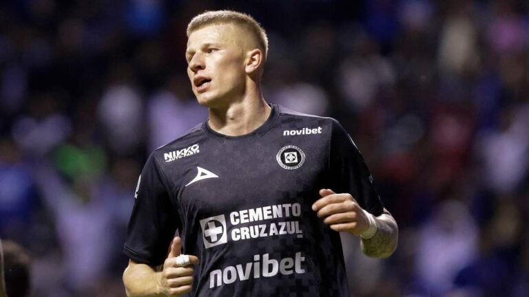 Mateusz Bogusz Sigue sin Aparecer en Cruz Azul: La Novela se Prolonga