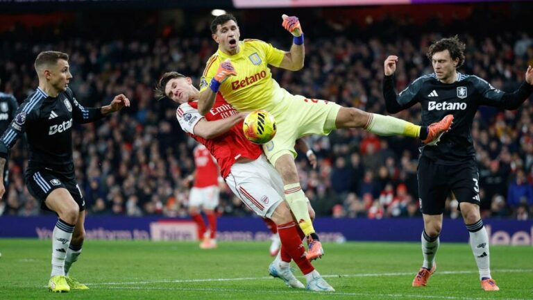 Dibu Martínez sufre un grave error con Aston Villa en la goleada del Arsenal | VIDEO
