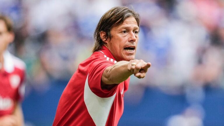 Declive del Sevilla FC: Aficionados Exigen la Salida de Matías Almeyda Tras la Goleada