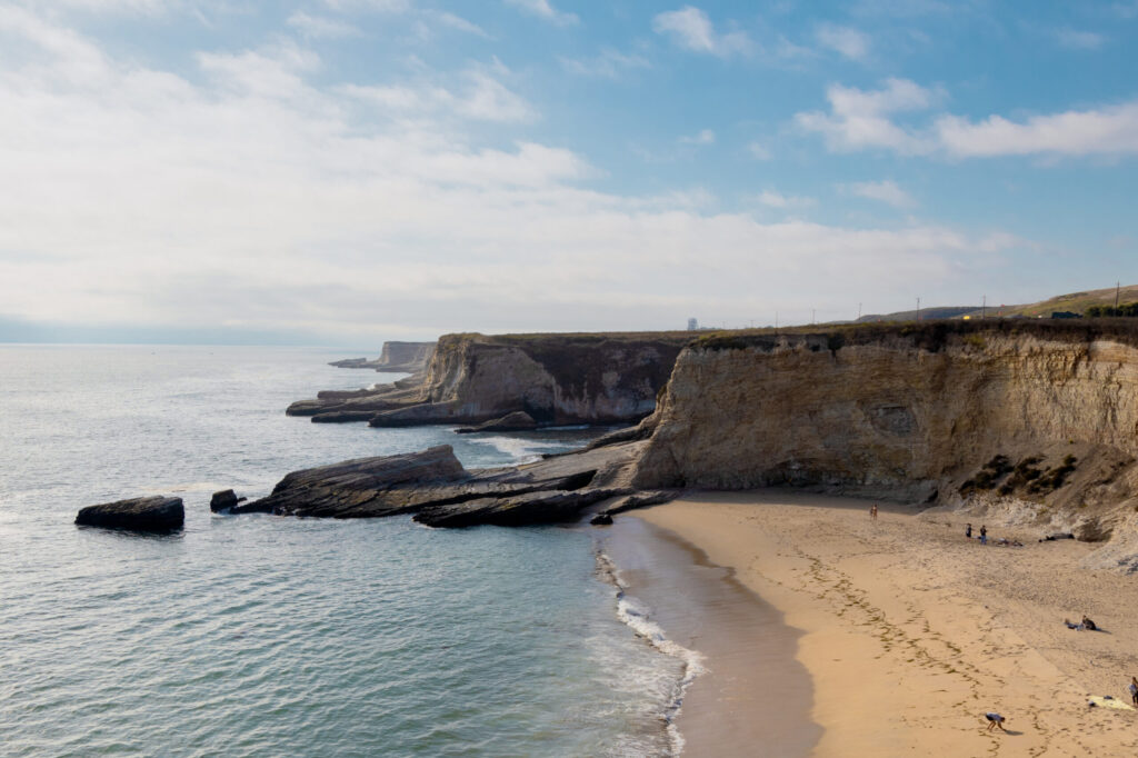 Joven de 19 años sobrevive tras caer de un acantilado en Panther Beach